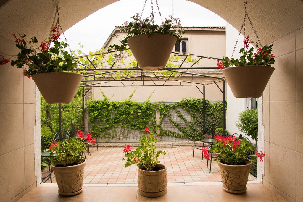 Yuzhniy Dvorik Aparthotel Odessa Ngoại thất bức ảnh